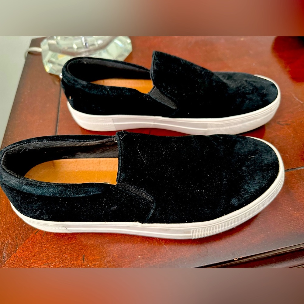 Steve madden black tennis shoes